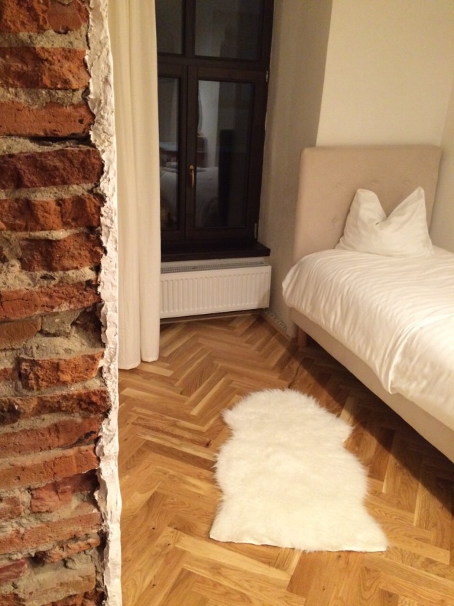 Cluj-Apartments-Covor-blana-Ikea