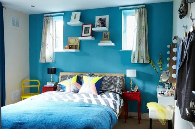 Dormitor-Ikea-albastru-si-cu-spatiu-de-tablouri
